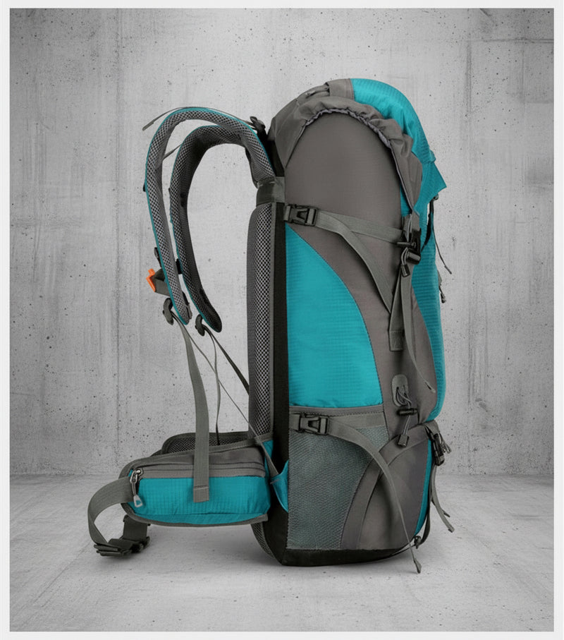 Achterkant van Aventury Backpack 70L – ergonomisch rugpand met verstelbare schouderbanden