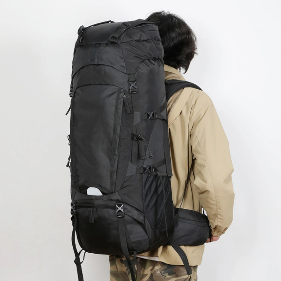 Trekking rugzak 75 liter gedragen tijdens outdoor tocht met volledige bepakking