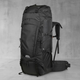 Zwarte 75L trekking rugzak met grote inhoud en verstelbaar draagsysteem