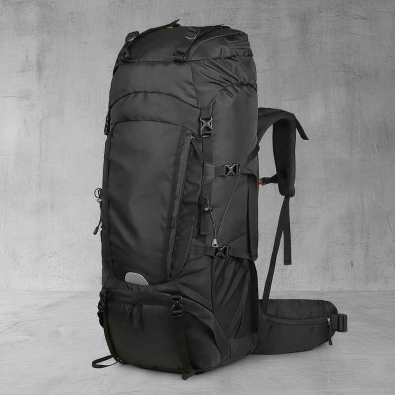 Zwarte 75L trekking rugzak met grote inhoud en verstelbaar draagsysteem