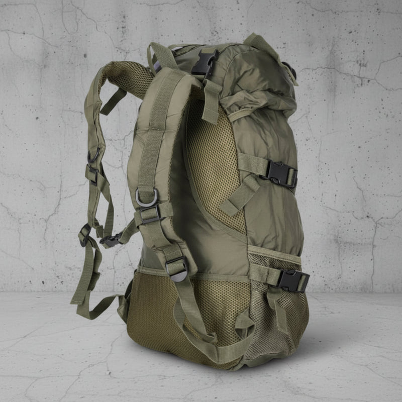 Zijkant Aventury parachute backpack 40L, waterdichte outdoor rugzak met meerdere opbergvakken en tactisch design